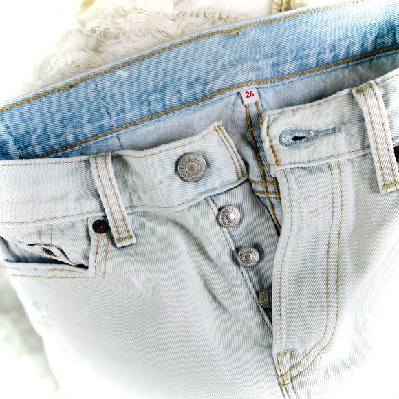 LEVIβS | 26/XS/S | Light Wash High Waist Hotty Hot Cut Off Distressed Raw Shorts - Picture 5 of 10